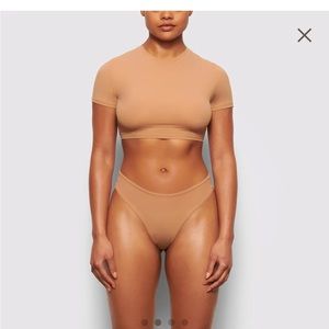 Skims fits everybody crop top